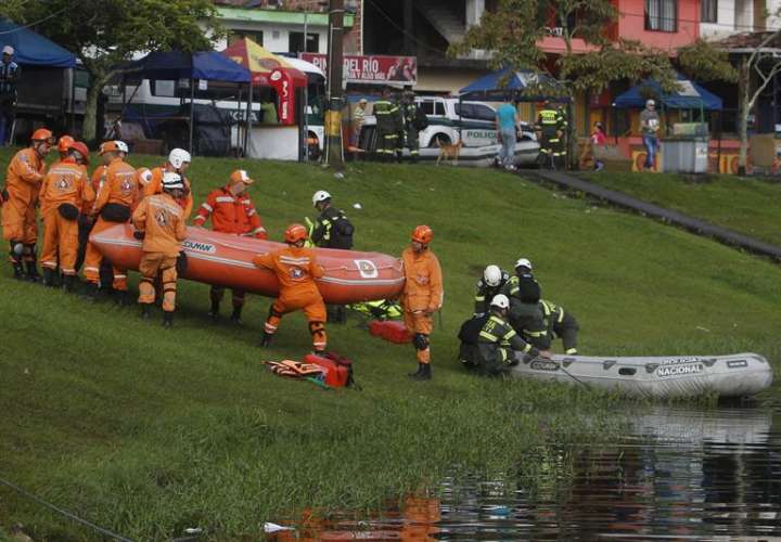 Organismos de rescate se alistan para continuar con las operaciones de búsqueda luego de que una embarcación e hundiera en el embalse de Guatapé al oriente de Antioquia (Colombia). EFE