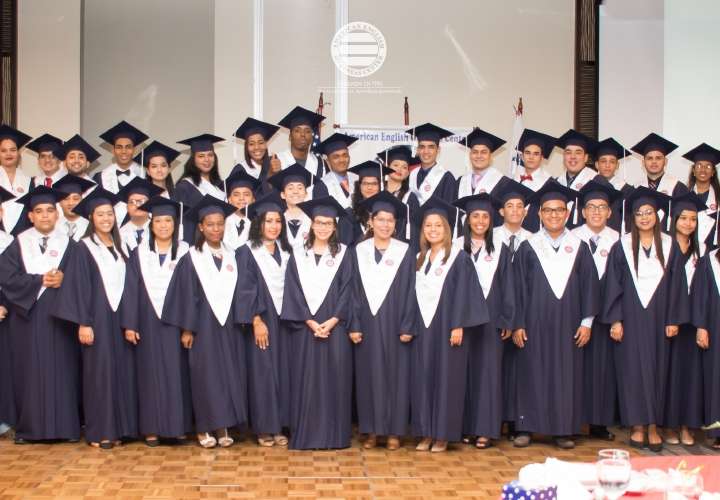 Se gradúan 150 panameños en inglés avanzado