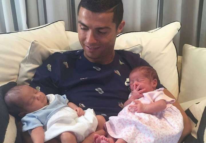 Cristiano Ronaldo presenta a sus gemelos
