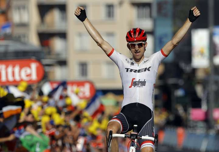 Bauke Mollema festeja su primera victoria en el Tour de Francia. Foto: EFE