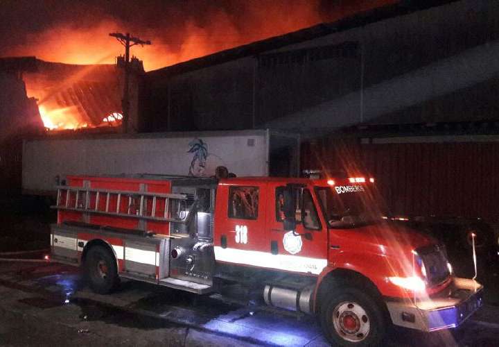 Fuego jodió a 5 empresas en Colón
