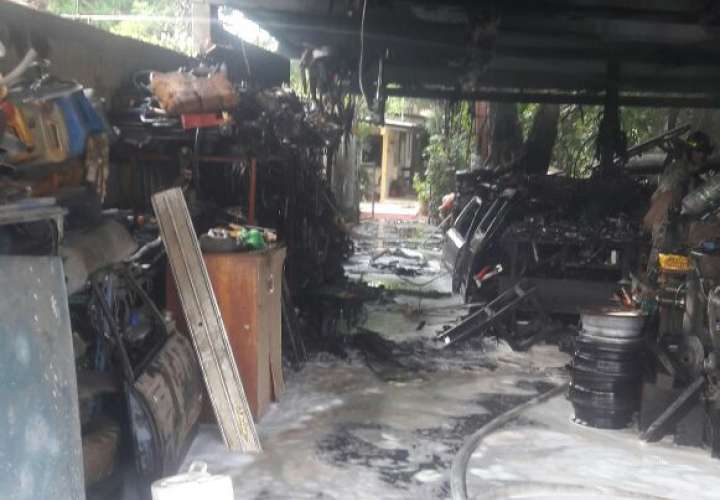 Incendio consume taller de mecánica en Chitré