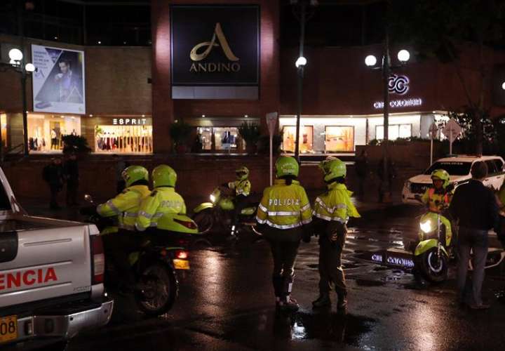 El pasado 17 de junio varios miembros de la Policía Nacional de Colombia inspeccionaban los alrededores del Centro Comercial Andino, luego de un atentado terrorista que dejó 3 mujeres muertas y 8 personas más heridas, en Bogotá (Colombia). EFE
