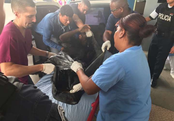 Vista general del momento cuando la víctima ingresaba al hospital de Colón.  /  foto: Delfia Cortez