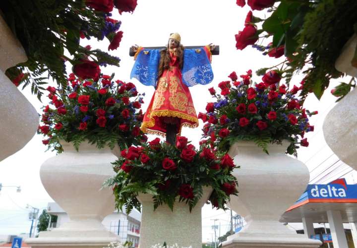 Santa Librada rodeada de rosas rojas, bendijo al pueblo tableño