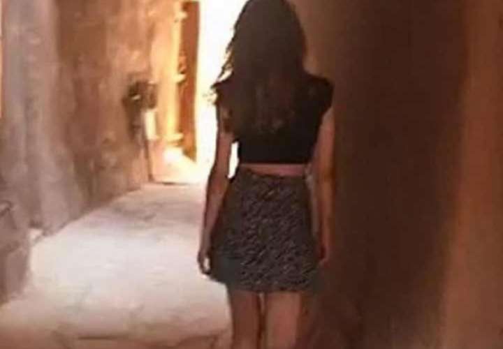 En el video, que se viralizó desde que apareció en Snapchat durante el fin de semana, la mujer aparece caminando sola en un fuerte histórico con una minifalda y la cabellera suelta.  /  Foto: @50BM_ 