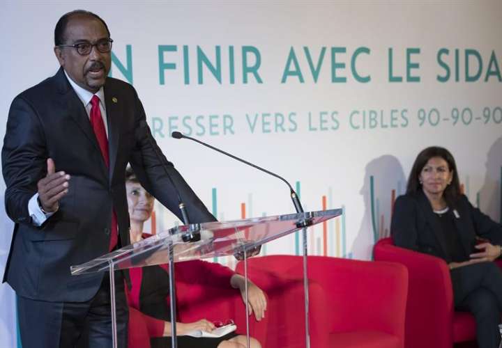 El director ejecutivo del Programa de Naciones Unidas para la Lucha contra el Sida (UNAIDS), Michel Sidibé (i), presenta el último informe sobre el VIH en el hotel De Ville de París (Francia). EFE