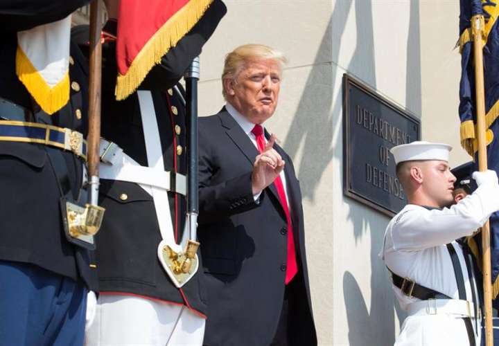 El presidente estadounidense, Donald J. Trump (c), a su llegada al Pentágono en Arlington, Virginia (Estados Unidos), hoy 20 de julio de 2017. EFE