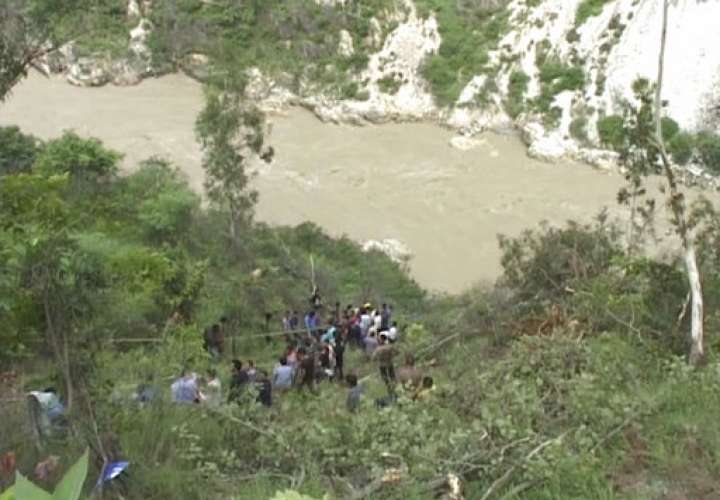 Rescatistas que buscan sobrevivientes y cuerpos de víctimas después de que un autobús interurbano se hundió en una profunda garganta cerca de Rampur Bushahar, estado de Himachal Pradesh, India.  /  Foto: AP
