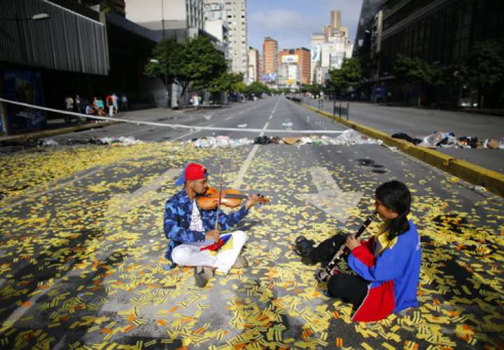 Con este paro cívico nacional, la oposición presiona una vez más al gobierno del presidente Nicolás Maduro y su iniciativa para reescribir la constitución de Venezuela.  Foto: AP