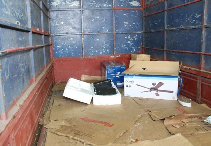 Detectan 13 paquetes de presunta droga ocultos en cajas de abanicos