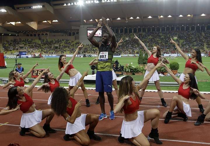 Usain Bolt  celebra su victoria en Mónaco. Foto: AP
