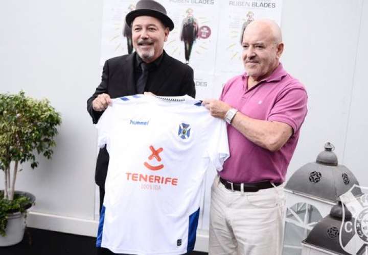 Rubén Blades presenta la nueva camiseta del CD Tenerife