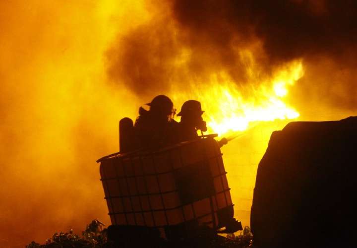 Voraz incendio destruye taller de llantas