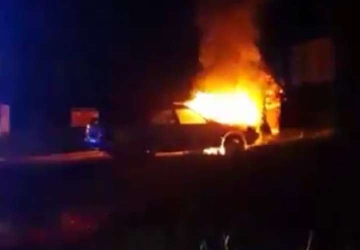 Fuego consumió un auto en Bugaba