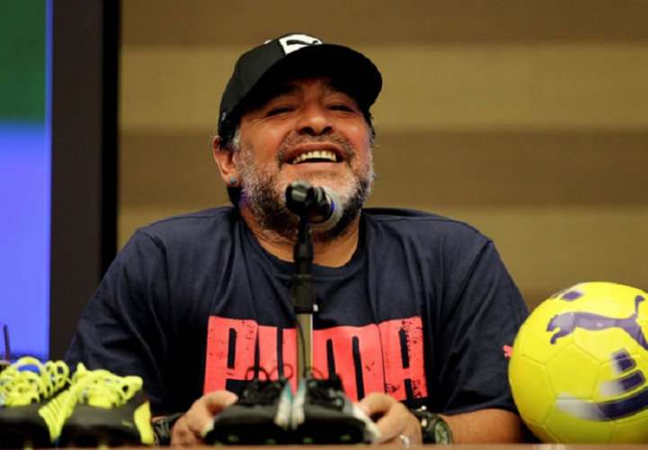 Maradona consideró que el fútbol “no se puede quedar atrás”. Foto: EFE