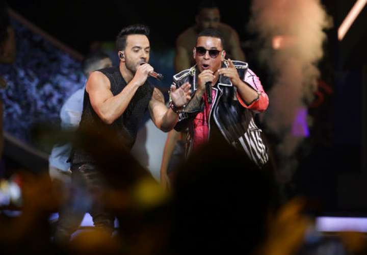 Luis Fonsi y Daddy Yankee.  /  Foto: AP Archivo