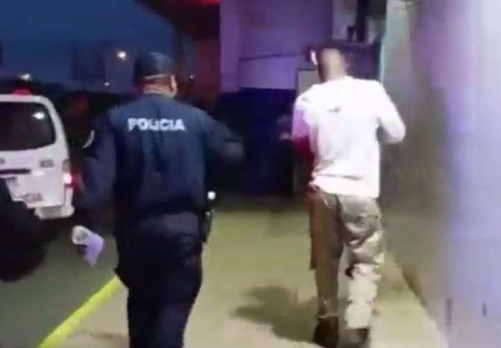 Hombre es herido de bala en una parada en Colón