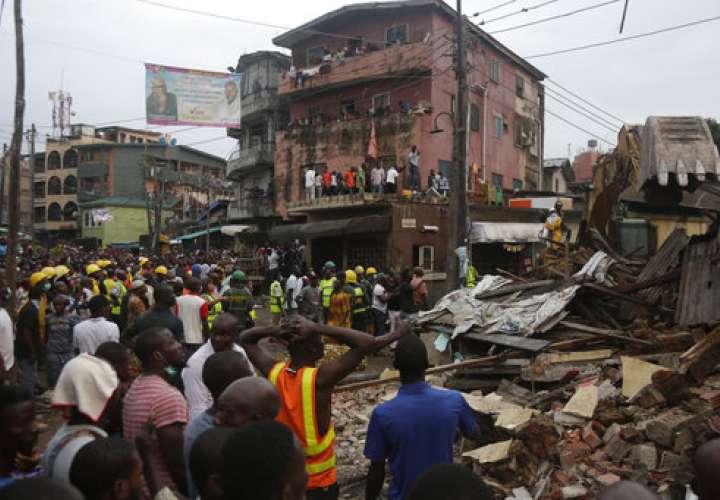 Por lo menos 15 personas fueron rescatadas de entre los escombros del inmueble, que colapsó el martes por la tarde.  /  Foto: AP