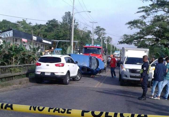 Curiosos observan mientras autoridades hacen levantamiento de un cadáver tras accidente en Giral, Colón. /  Foto: @TraficoCPanama