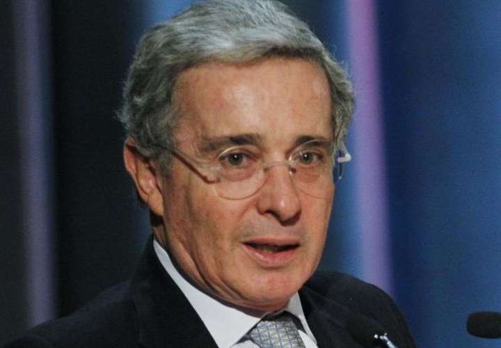 Uribe dice que le da "pánico" no modificar acuerdo
