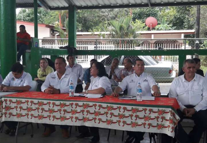Ministra de Educación se reúne con docentes en San Félix