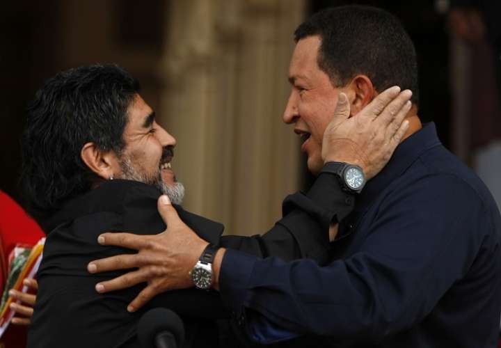 Diego Armando Maradona y el expresidente Hugo Chávez/ AP