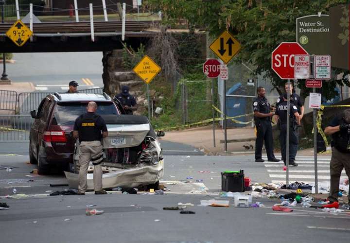 La Policía Estatal de Virginia inspecciona el sitio donde un vehículo golpeó a manifestantes en Charlottesville, Virginia, EE.UU. / EFE