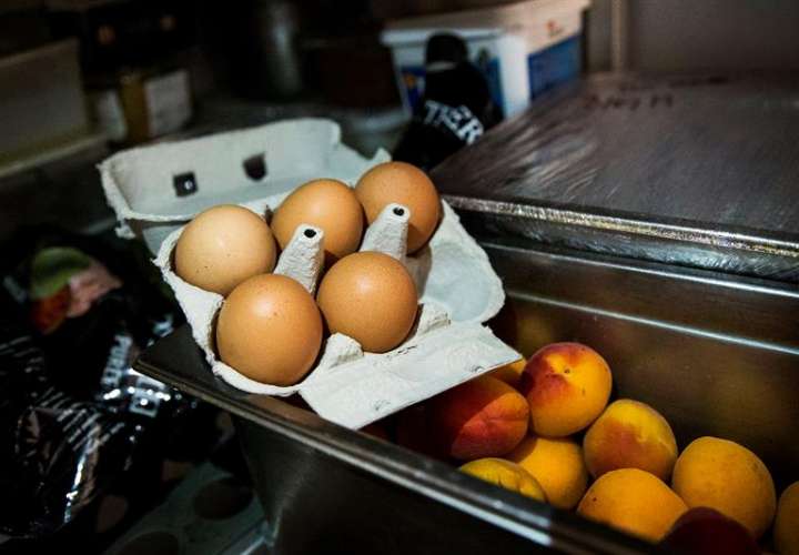 Vista de un cartón de huevos en un restaurante de París, Francia. EFE/Archivo