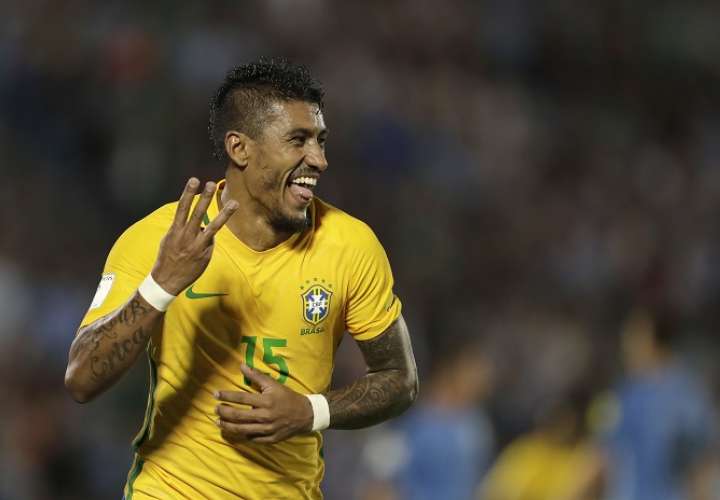 Paulinho, mediocampista de la selección brasileña/ AP