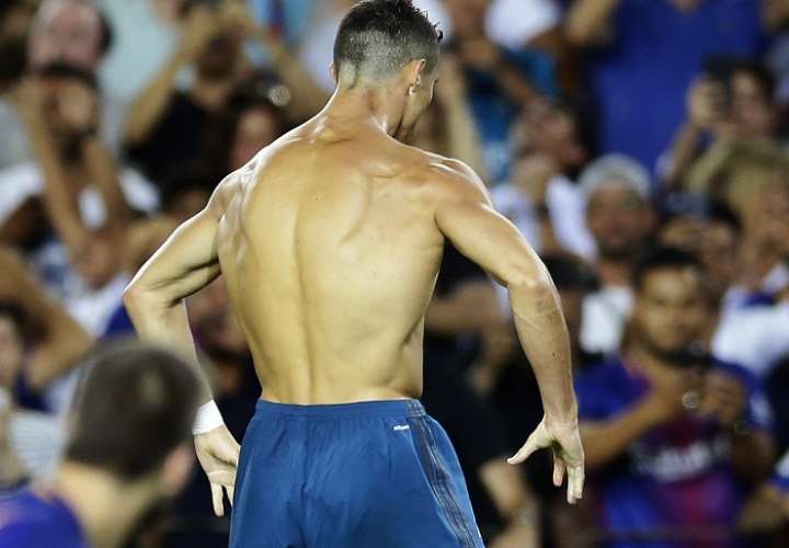 Cristiano Ronaldo se quitó la camisa en el Camp Nou/ EFE
