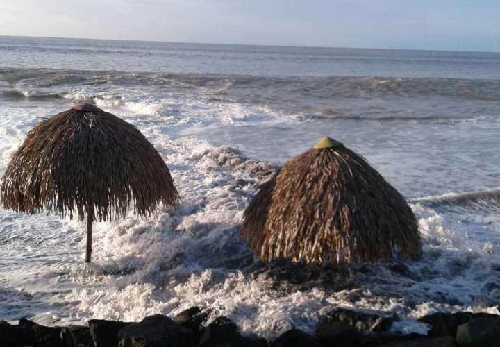 Una residencia afectada por fuerte oleaje en el Pacífico