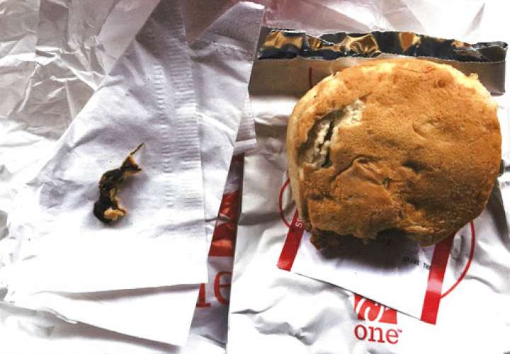 La imagen muestra los restos de un roedor que según alega la víctima encontró horneada en un sándwich.  /  Foto: AP
