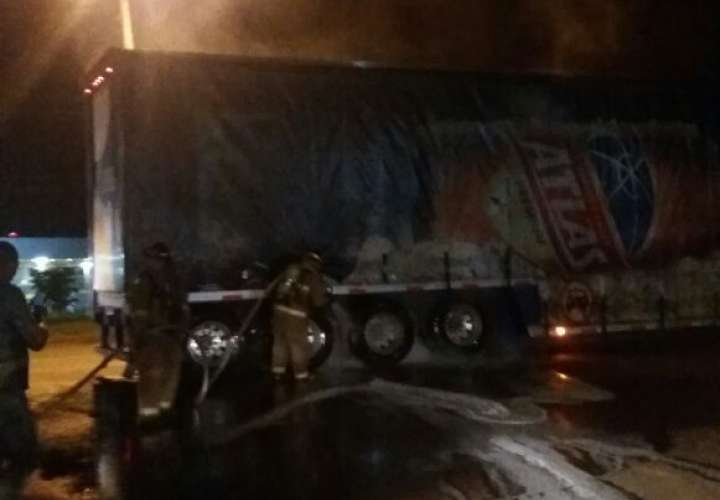 Se incendia camión por recalentamiento de bandas 