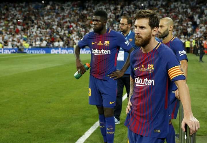 El delantero argentino del FC Barcelona Leo Messi (d) y el defensa francés Samuel Umtiti (i)/ EFE
