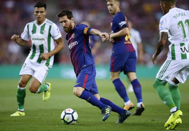 Lionel Messi domina el balón durante el partido ante el Betis. Foto: AP