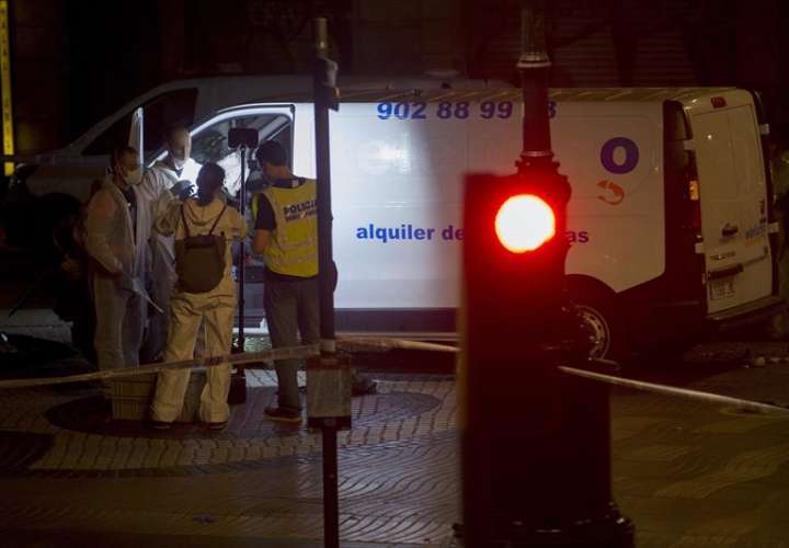 Imagen de la furgoneta que provocó el atentado ocurrido en las Ramblas de Barcelona, la semana pasada. EFE