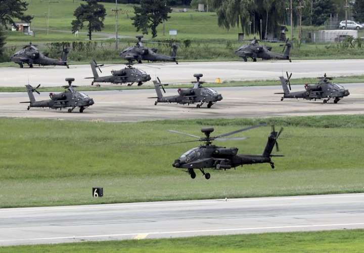 Un helicóptero apache despega de la base estadounidense Humphreys en Pyeongtaek durante unas maniobras conjuntas iniciadas hoy, 21 de agosto de 2017. EFE