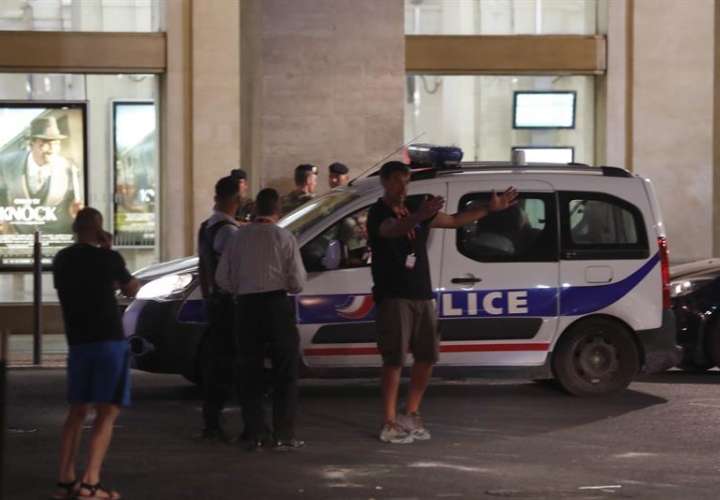 Imagen de la policía francesa, el pasado viernes, en la estación de tren de Nimes (sur) donde fue detenida una persona con una pistola falsa. EFE
