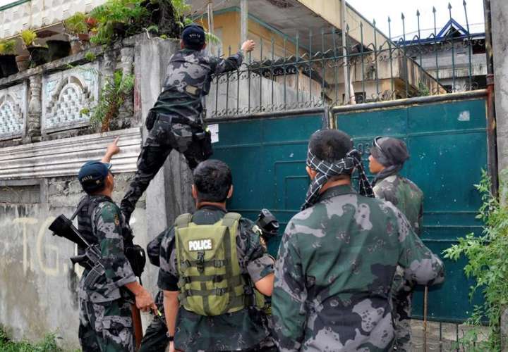 Soldados filipinos se disponen ha registrar un domicilio mientras continúan los enfrentamientos entre activistas del Estados Islámico (EI) y el Ejército filipino en Ciudad Marawi (Filipinas), el pasado mes de junio. EFE/Archivo