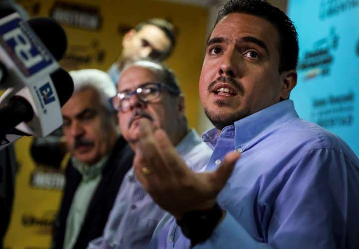 El diputado venezolano Stalin González fue registrado al dar una rueda de prensa, en Caracas (Venezuela), donde anunció que la alianza opositora MUD presentará una comisión de primarias de cara a las elecciones de gobernador.  EFE