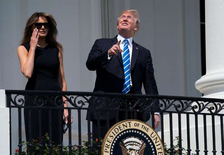 El Presidente de los Estados Unidos, Donald J. Trump (d) y la Primera Dama Melania Trump (i), ven el eclipse solar desde el Balcón.  /  Foto: EFE