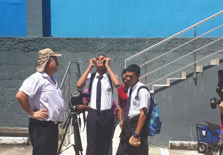 Panameños observan el eclipse solar desde distintos puntos