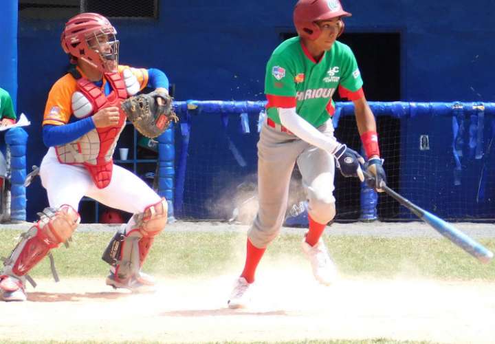Reginald Preciado (der.) es uno de los miembros de la Selección Sub-14 de Béisbol de Panamá. Foto: Fedebeis/ Cortesía