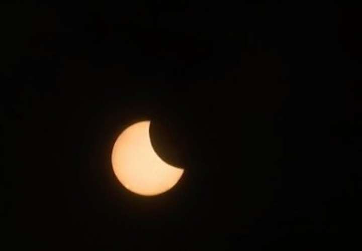 Panameños observan el eclipse solar desde distintos puntos