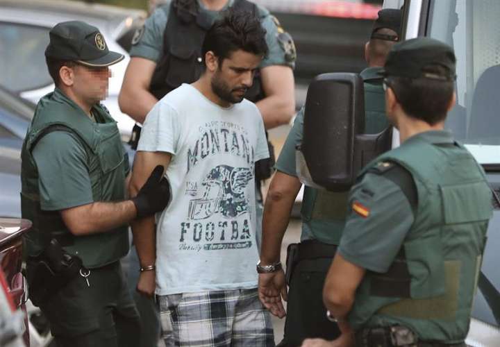 Mohamed Aallaa, hermano del terrorista abatido en Cambrils Sadi Aallaa, uno de los cuatro detenidos en relación con los atentados yihadistas cometidos el jueves pasado en Barcelona y Cambrils, es custodiado por agentes de la Guardia Civil. / EFE
