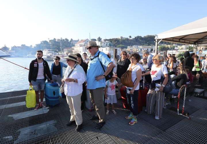 Hoteleros y comercios piden a turistas que no se vayan de Ischia 