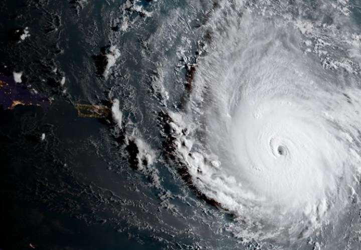 Fotografía tomada desde el espacio tomada por el satélite GOES-16 de la Agencia Nacional de Océanos y Atmósfera de Estados Unidos (NOAA) que muestra el huracán Irma sobre el Océano Atlántico. / EFE