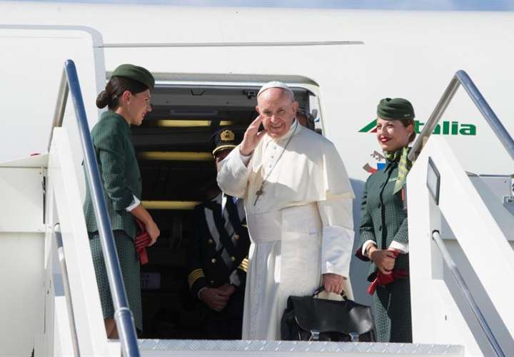 El papa Francisco (c) saluda mientras embarca en el avión que le trasladará a Colombia, en el aeropuerto de Fiumicino en Roma, Italia, hoy, 6 de septiembre de 2017. EFE/OSSERVATORE ROMANO