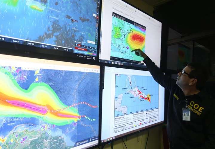 Un miembro Del Comité Nacional de Emergencias (COE) monitorea el desplazamiento del Huracán Irma.  /  Foto: EFE